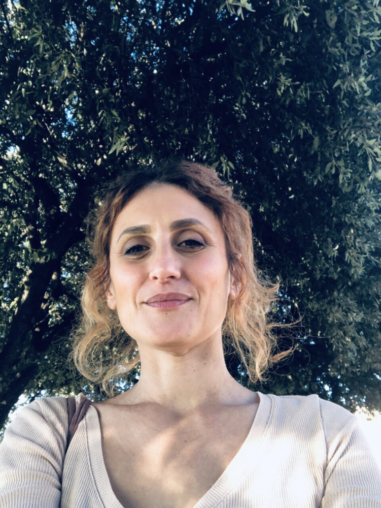 Viola Cacace, ritratto all'aperto